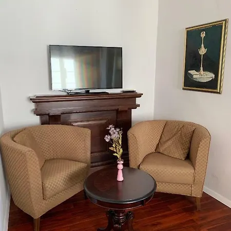 1783 Old Town Apartment